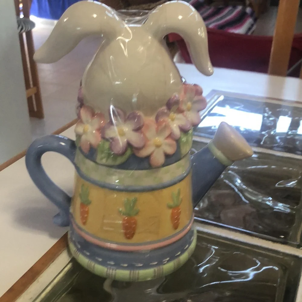 Hippity hop Easter bunny tea
Pot -so adorable, decorated flowers and carrots!! - Picture 4 of 6